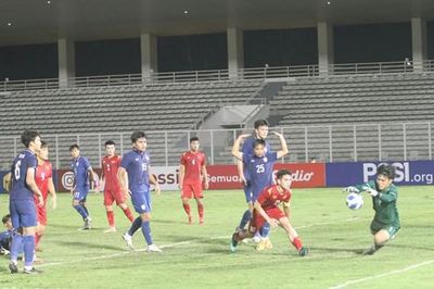 U19 Việt Nam và U19 Thái Lan 'dắt tay' nhau vào bán kết