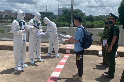 Bàn giao 2 đối tượng truy nã cho Công an Trung Quốc