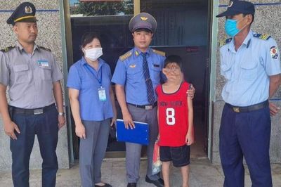 Cháu bé 10 tuổi ở Nam Định đi lạc lên tàu TP.HCM được tổ tàu phát hiện, đưa về quê