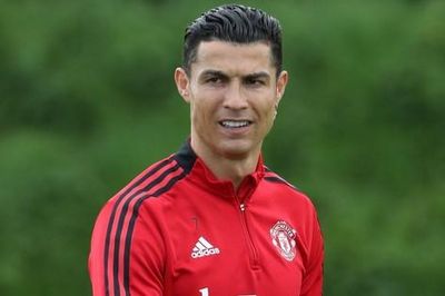 Ronaldo 'cầu xin MU giải phóng hợp đồng'