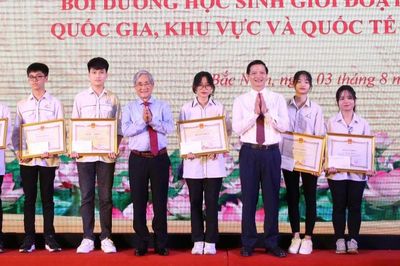 Bắc Ninh khen thưởng học sinh và giáo viên bồi dưỡng học sinh giỏi quốc gia, quốc tế