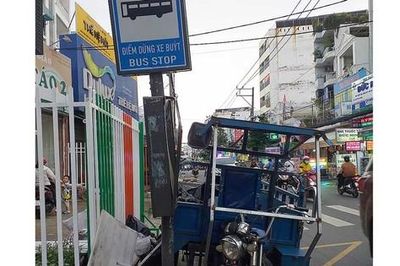 Trạm xe buýt bị bao vây