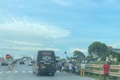 Băng qua đường sắt không rào chắn, 2 mẹ con bị tàu hỏa tông tử vong
