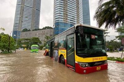 Hà Nội lại 'phố biến thành sông'