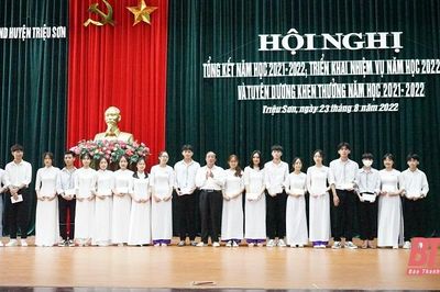 Triệu Sơn khen thưởng 2.621 tập thể, cá nhân có thành tích xuất sắc trong năm học 2021 - 2022