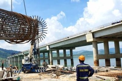 Đẩy nhanh tiến độ thi công cầu vượt hồ lớn nhất tuyến cao tốc Bắc - Nam