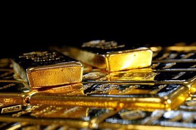 Giá vàng lao dốc chóng mặt sau khi Chủ tịch Fed khẳng định thắt chặt tiền tệ hơn