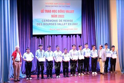Trao học bổng Vallet tặng học sinh, sinh viên 7 tỉnh miền Trung và Tây Nguyên