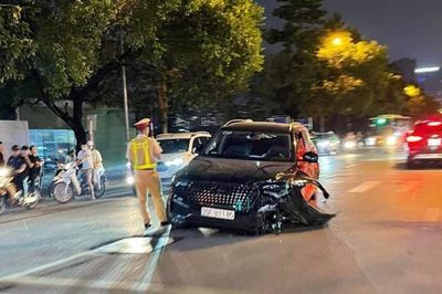 Ô tô đâm liên hoàn kéo lê xe máy trên đường Nguyễn Chánh