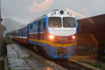 Tàu khách Bắc - Nam chạy lại sau khi gián đoạn vì mưa lũ