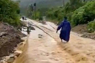 Nhiều chuyến tàu qua đường sắt đèo Hải Vân phải dừng vì mưa ngập