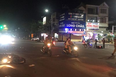 Đang dừng đèn đỏ, 3 xe máy bị ô-tô tông từ phía sau