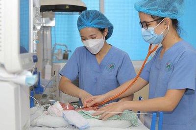 Trẻ 4 ngày tuổi mắc sốt xuất huyết hiếm gặp
