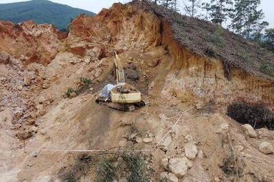 Bắt 1 giám đốc công ty cầm đầu đường dây khai thác đất trái phép quy mô lớn