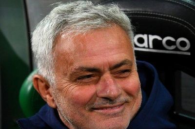 Mourinho gây náo loạn ở sân bay Bồ Đào Nha trước tin đồn thay Santos