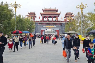 Hơn 230 nghìn du khách chiêm ngưỡng vẻ đẹp danh thắng Tây Thiên