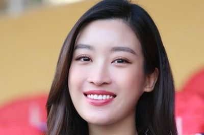 Hoa hậu Đỗ Mỹ Linh đến sân Hàng Đẫy cổ vũ đội bóng của ông xã tranh Siêu cúp
