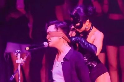 Công ty quản lý rapper Binz xin lỗi sau đêm nhạc gợi dục
