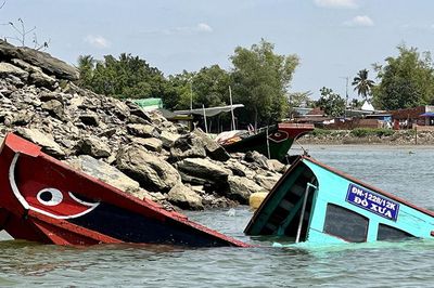 Lật đò chở khách đi chùa, 12 người rơi xuống sông, 1 người tử vong