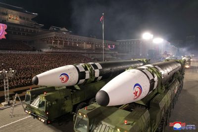 ICBM tối tân xuất hiện tại lễ duyệt binh trong đêm của Triều Tiên