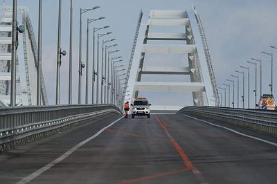 Cầu Crimea mở cửa hoàn toàn cho xe hơi trước thời hạn