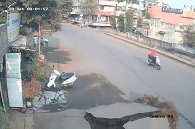 Khoảnh khắc mặt đường nhựa bất ngờ nổ tung như núi lửa phun trào
