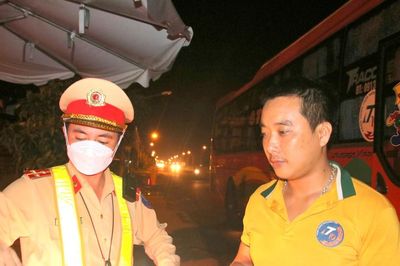 Bình Định tặng khăn lạnh, nước giải khát cho tài xế xe khách