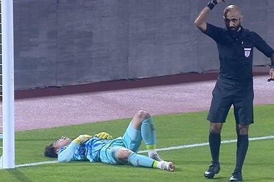 Đập đầu vào cột dọc, thủ môn U23 Việt Nam nhập viện