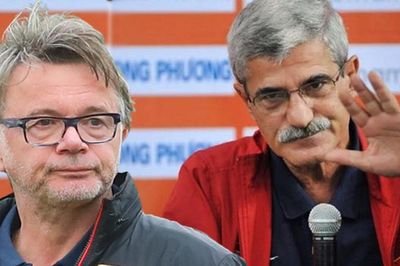 Nhìn bài học nhớ đời của Calisto, HLV Troussier có quyền cười thầm với cú vấp ở Doha Cup