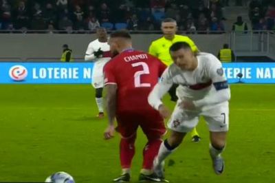 Ronaldo bị chỉ trích vì ăn vạ kiếm phạt đền