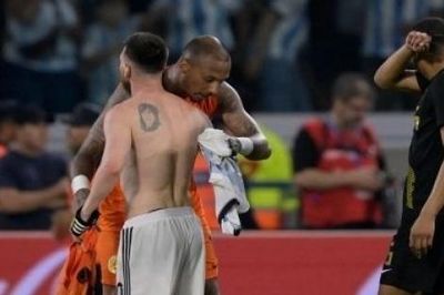 Trận giao hữu Argentina vs Curacao: Thủ môn Eloy Room đổi áo và hết lời khen Messi
