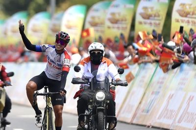 Nguyễn Minh Thiện độc diễn gần 40 km mang chiến thắng đầu tiên cho 620 Châu Thới Vĩnh Long