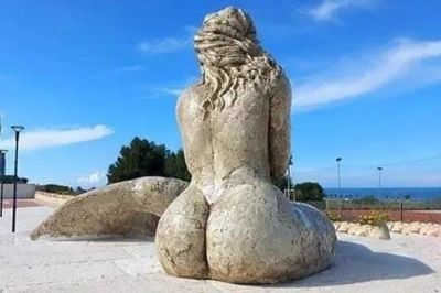 Tượng nàng tiên cá lộ mông gây tranh cãi ở Italy