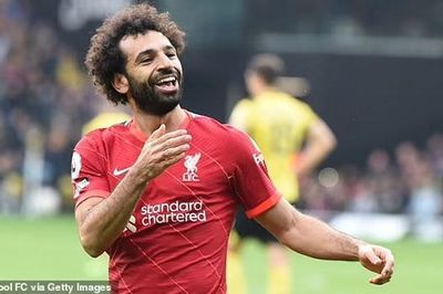 Mohamed Salah xốc Liverpool đứng dậy