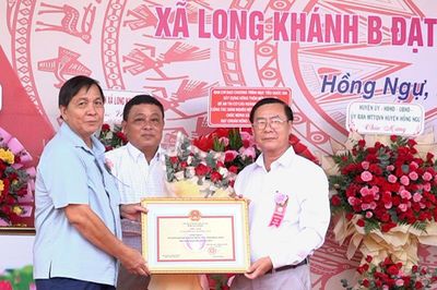 Xã Long Khánh B đón nhận xã đạt chuẩn nông thôn mới