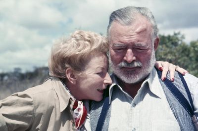Hé lộ thêm về hai lần thoát chết của Hemingway