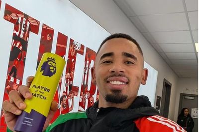 Arsenal thắng Brentford, Gabriel Jesus giành giải thưởng ở trận đầu tiên trong năm mới