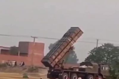 Dân Pakistan bình thản ngồi ngắm pháo phản lực khai hỏa vào mục tiêu Ấn Độ