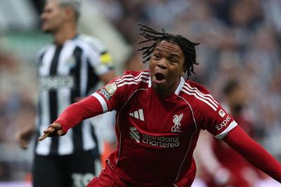 Ngumoha tỏa sáng, Liverpool đánh bại Newcastle
