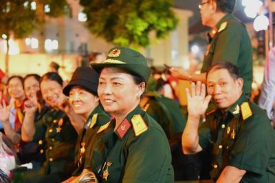 Những người góp phần cho đất nước yên vui, tự do có mặt từ đêm trước chờ Tổng duyệt