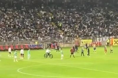 Cựu HLV MU đi xe băng qua sân, CĐV ngơ ngác