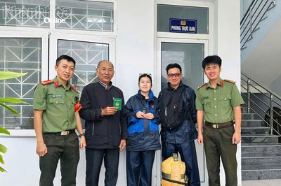 Công an xã Vạn Ninh và người dân trao lại ba lô cho du khách Mỹ đánh rơi