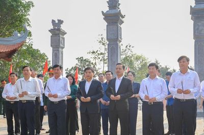 Bộ trưởng Bộ Tài chính Nguyễn Văn Thắng dâng hương tưởng niệm các anh hùng liệt sĩ
