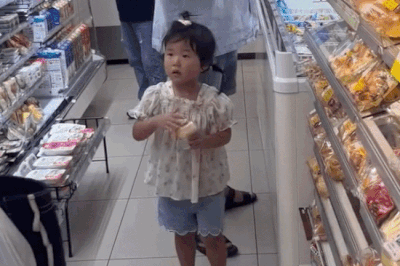 Thêm bé gái bị xô đẩy ở cửa hàng tiện lợi Nhật Bản gây phẫn nỗ