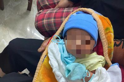 Bé trai sơ sinh bị bỏ rơi dưới hầm chui cao tốc ở Quảng Trị