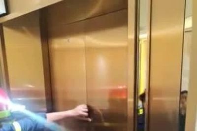 Cận cảnh giải cứu 7 phụ nữ mắc kẹt trong thang máy thẩm mỹ viện