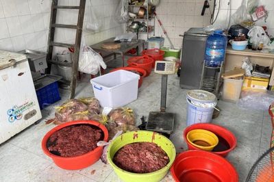 Triệt phá đường dây làm thịt bò giả và thịt ngâm hóa chất, tiêu thụ hàng trăm kg mỗi ngày