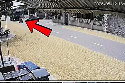 Phơi thóc lúa trên đường cản trở giao thông có thể bị phạt tiền triệu