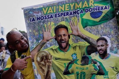 Neymar, cái bóng Messi và canh bạc của Brazil