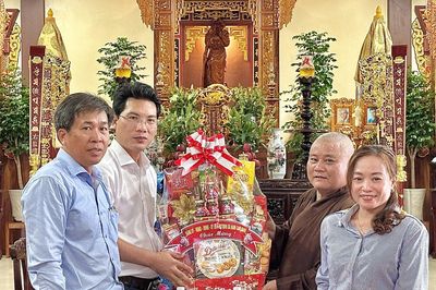 Lãnh đạo xã Nam Cam Ranh thăm, tặng quà các cơ sở Phật giáo nhân Đại lễ Phật đản 2026
